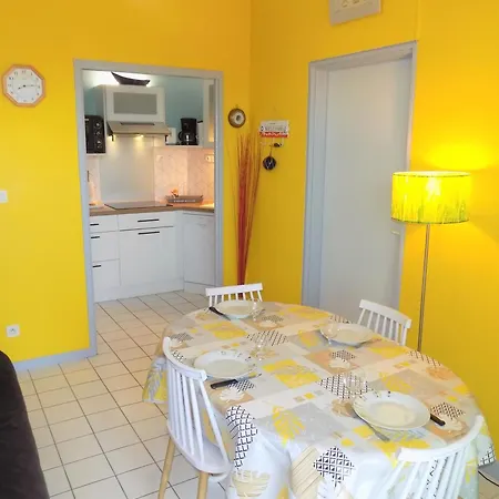 Sur - Quartier Pontaillac - - Piscine Collective *