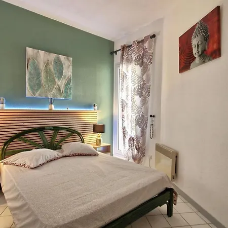 Sur - Quartier Pontaillac - - Piscine Collective *