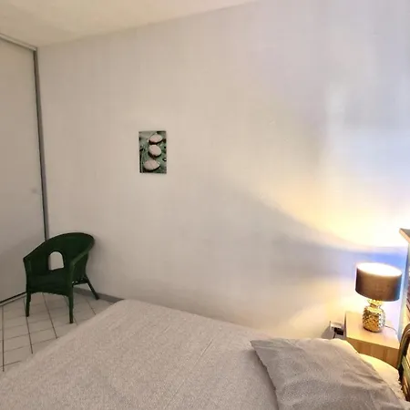 Sur - Quartier Pontaillac - - Piscine Collective