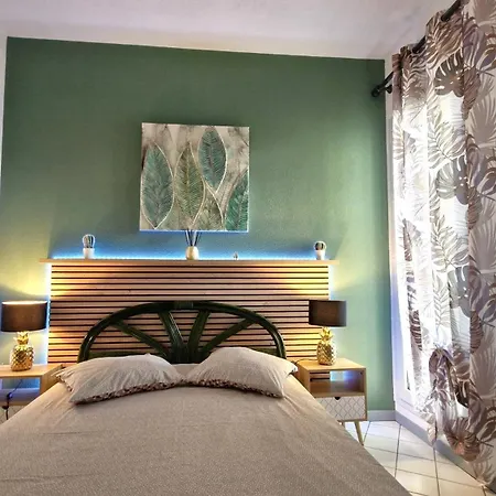 Sur - Quartier Pontaillac - - Piscine Collective * Vaux-sur-Mer