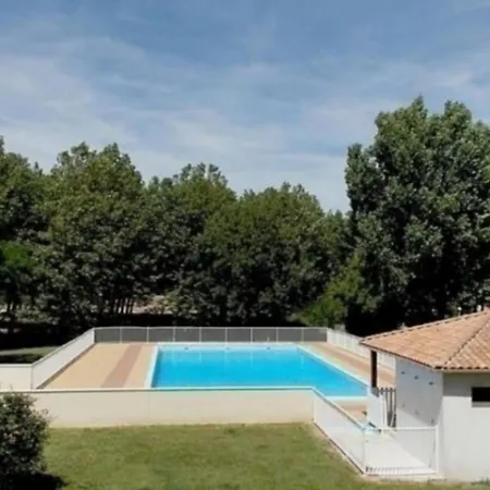 Sur - Quartier Pontaillac - - Piscine Collective *