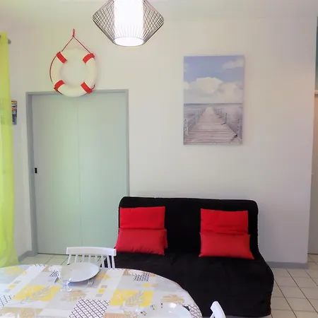 Sur - Quartier Pontaillac - - Piscine Collective