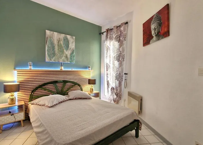 Sur - Quartier Pontaillac - - Piscine Collective *