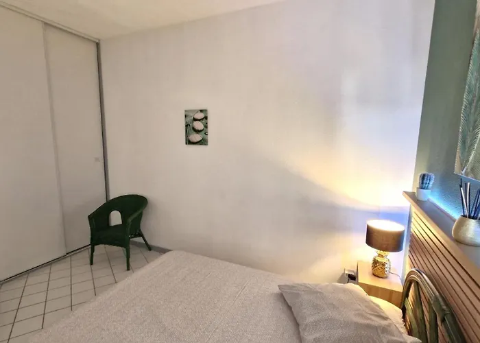 Sur - Quartier Pontaillac - - Piscine Collective