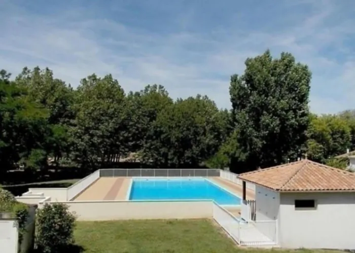 Sur - Quartier Pontaillac - - Piscine Collective *