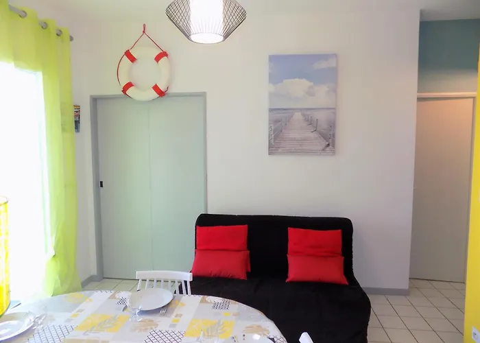 Sur - Quartier Pontaillac - - Piscine Collective